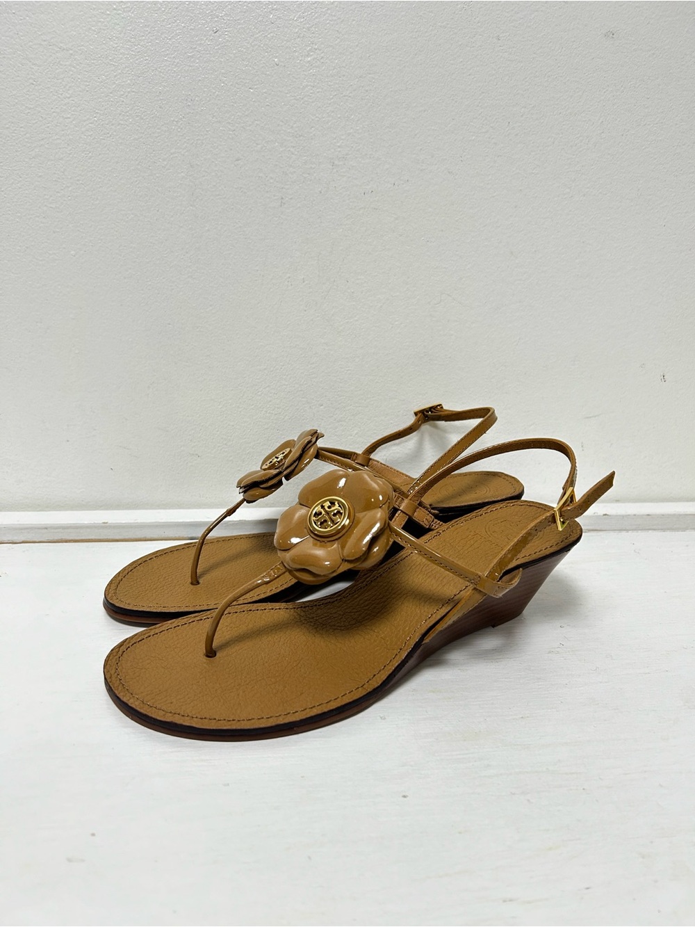 Tory Burch Floral Logo Thong Slingback Wedge Sandals‎ Tan Leather Size 8.5